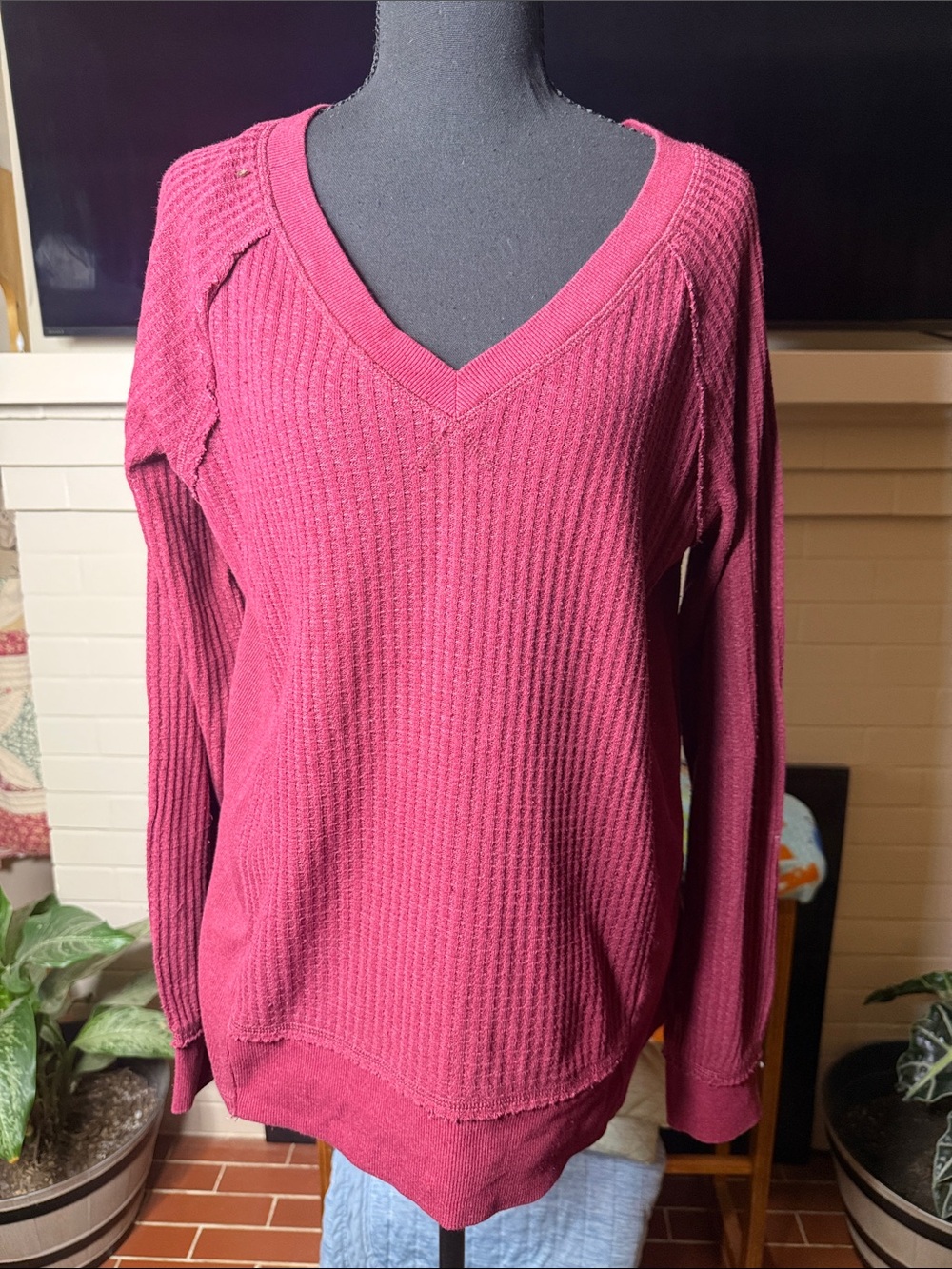 Time and Tru Women's V-Neck Waffle Knit Sweater - Berry